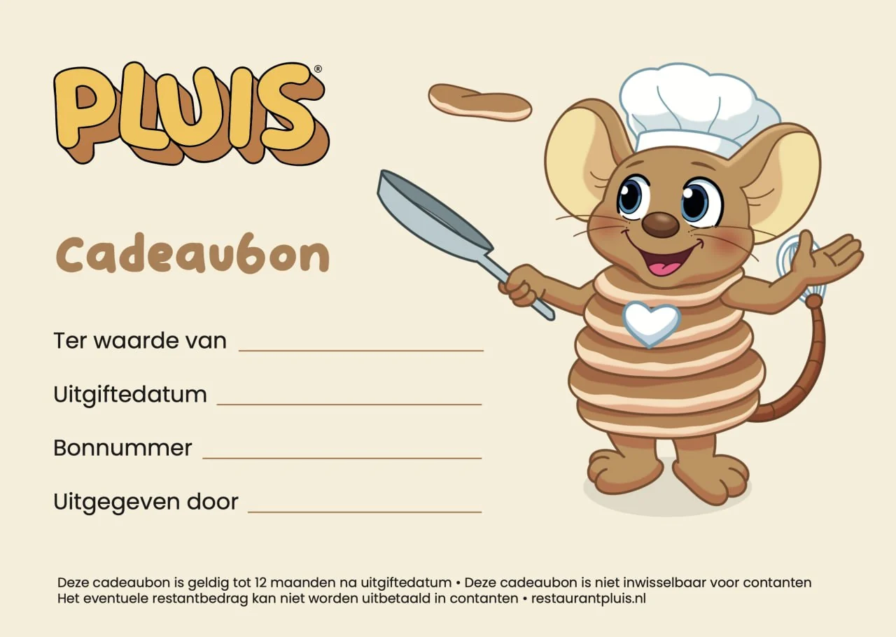 De cadeaubon van Familierestaurant Pluis, met Pluis de pannenkoekenmuis die een pannenkoek opgooit