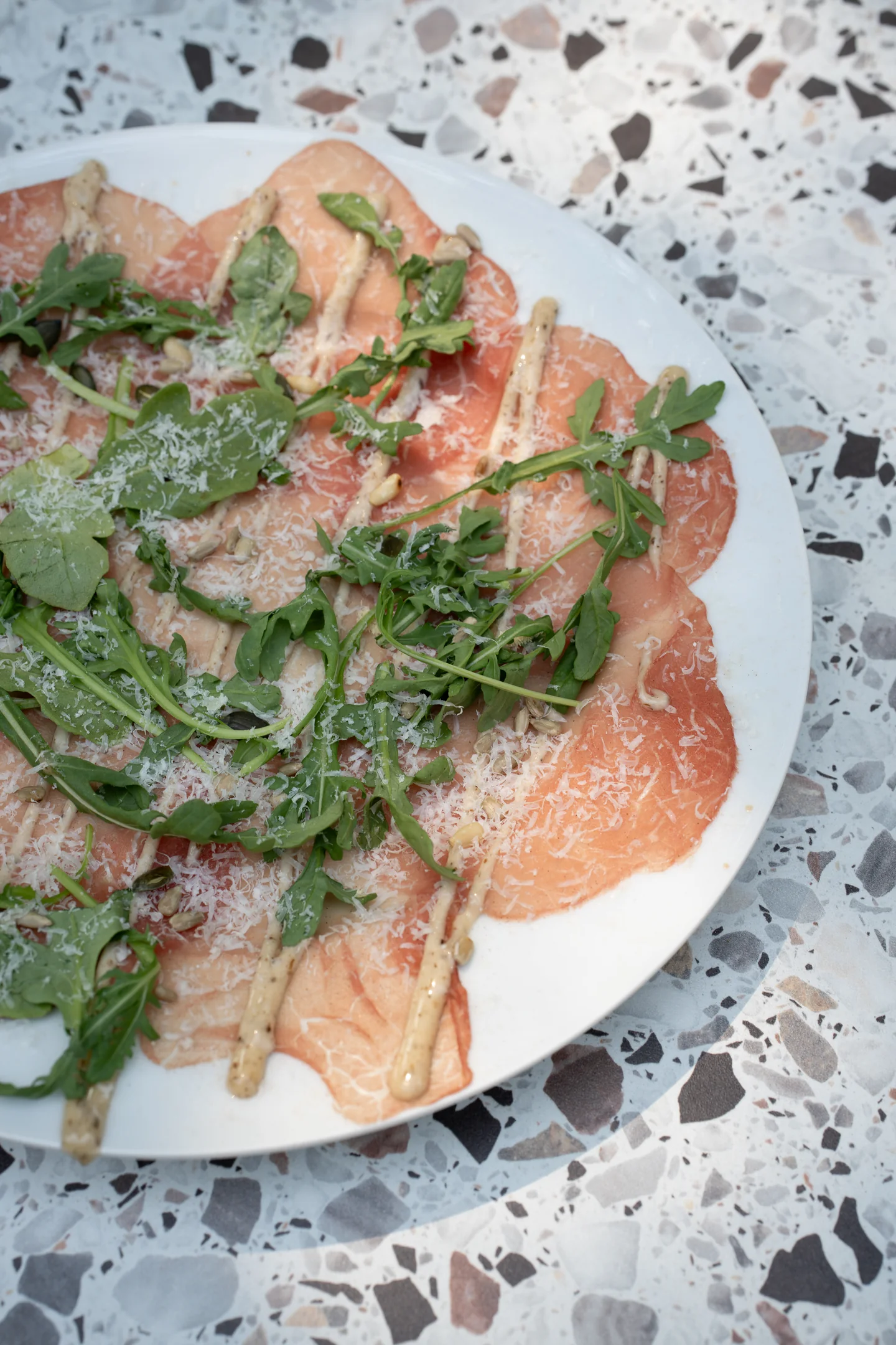 Carpaccio met rucola, kaas en pijnboompitten bij Pluis in Aarle-Rixtel
