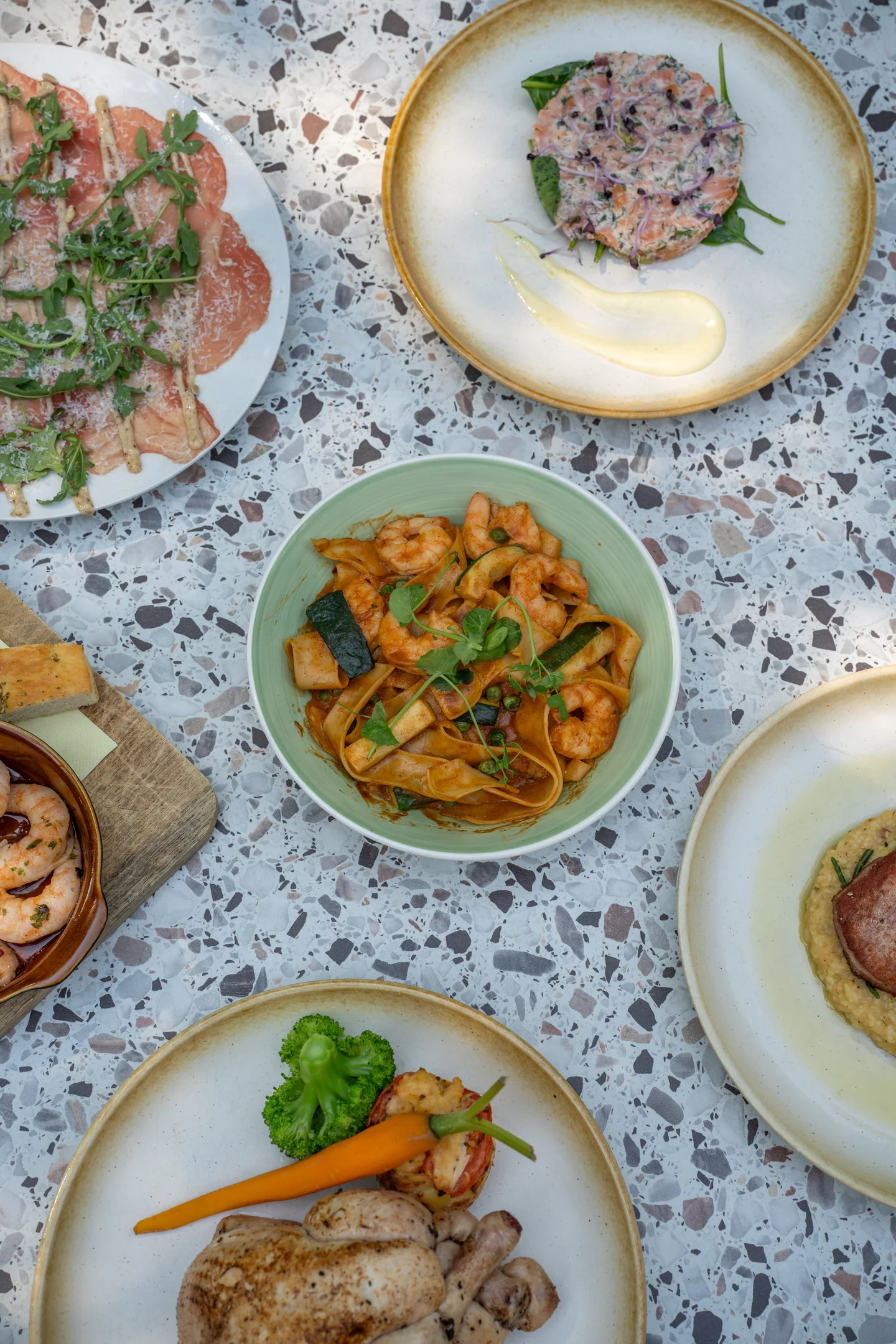 Overzicht van gerechten op tafel bij Familierestaurant Pluis in Aarle-Rixtel