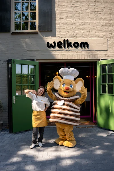 Mascotte Pluis de Pannenkoekenmuis en medewerker bij de welkom-entree in Aarle-Rixtel