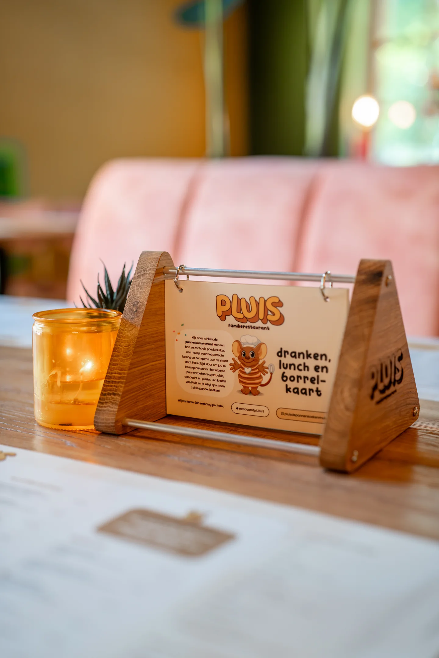 Menukaart met mascotte Pluis de Pannenkoekenmuis op tafel in het restaurant