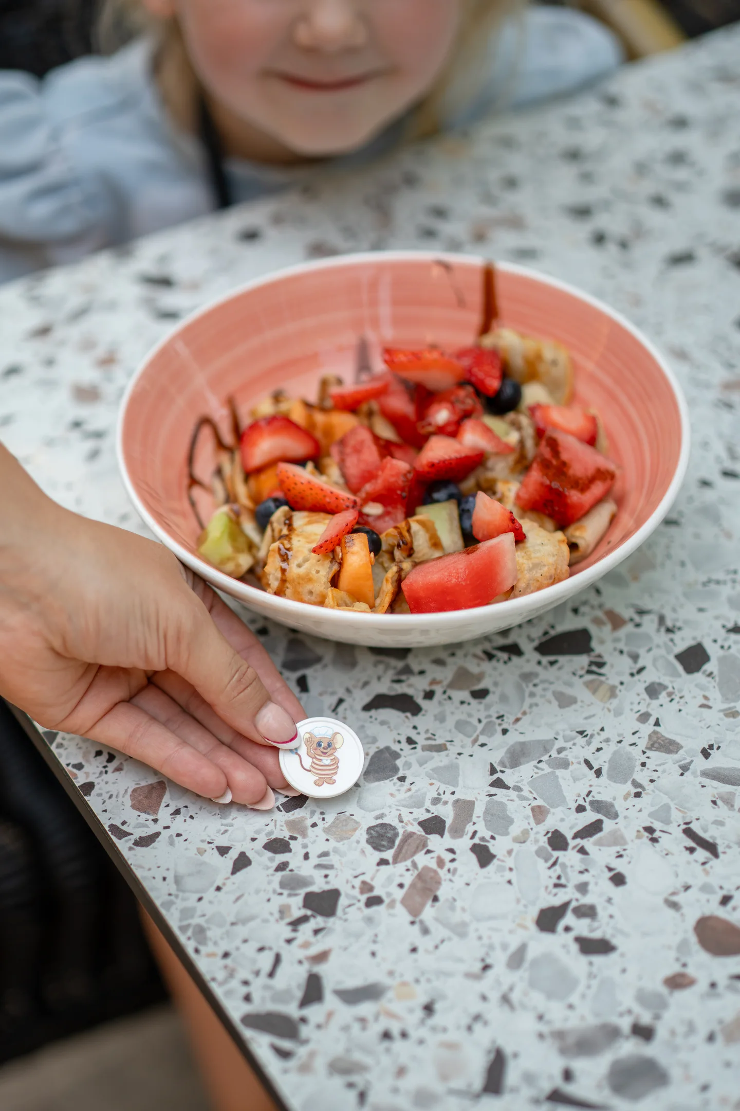 Kom pannenkoek met vers fruit en het Pluis-muizenmuntje op tafel