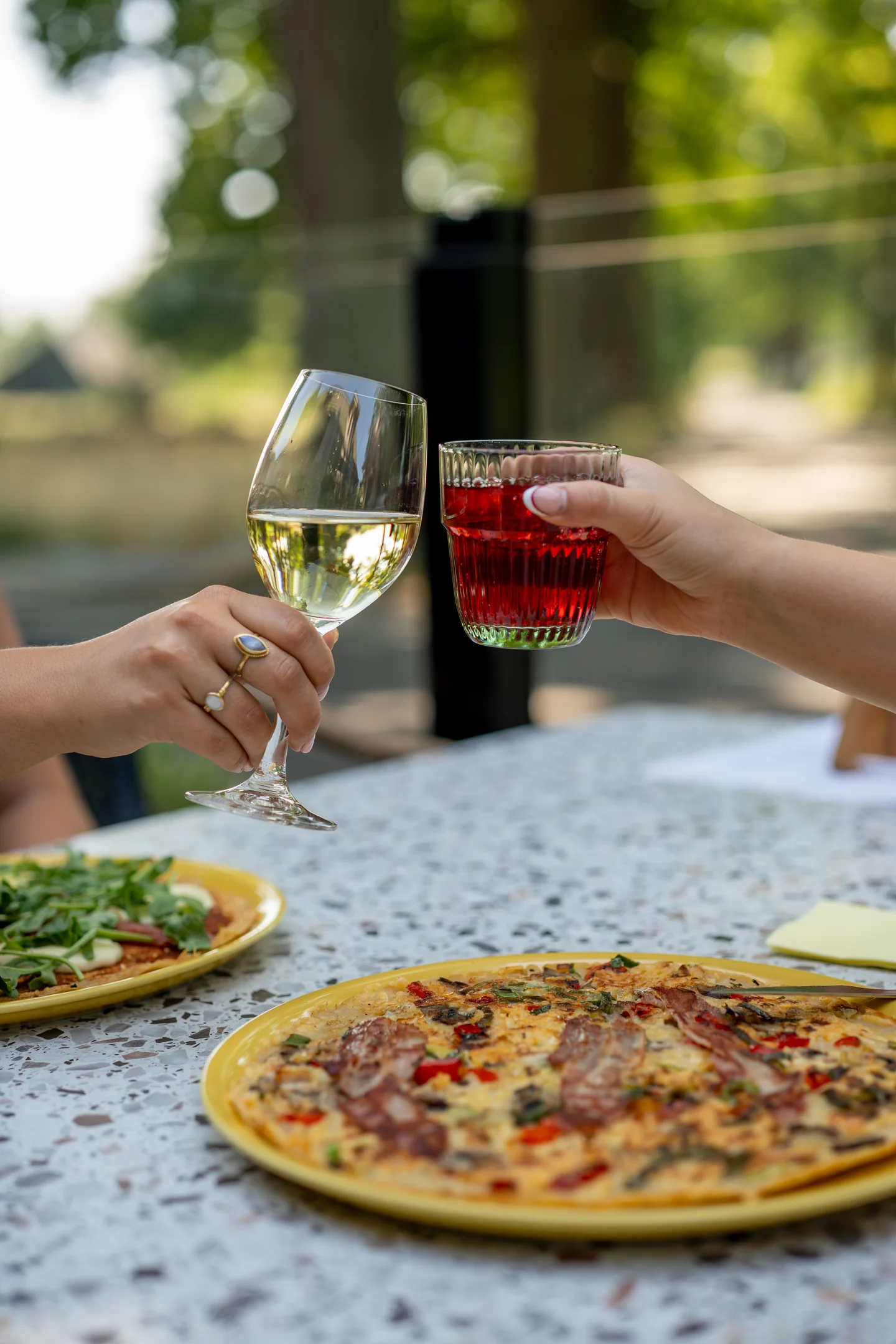 Proosten met wijn en limonade boven pannenkoeken op het terras in Aarle-Rixtel